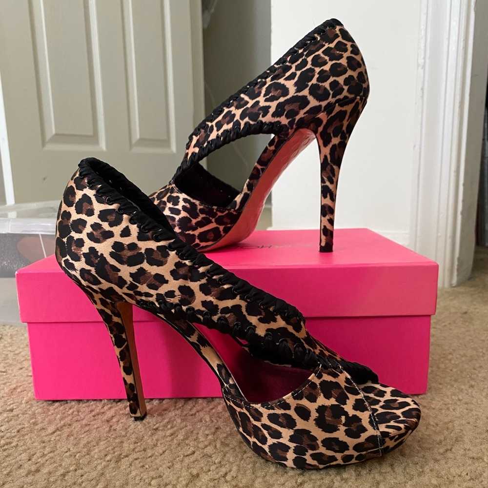 Betsey Johnson Walter heels, leopard print, black size 8